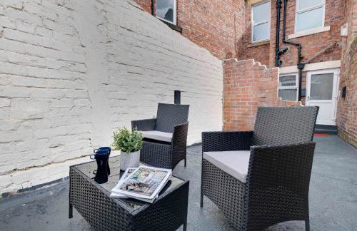 Newcastle CITY APT5,FREE STREET PARKING,4 BEDROOM HOUSE WITH 2 FULL BATHROOM AND KITCHEN,ALL ROOMS WITH TVs,7 BEDS,NETFLIX - Photo 27