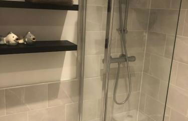 Entire 2 bedroom house in Tamworth - Photo 3