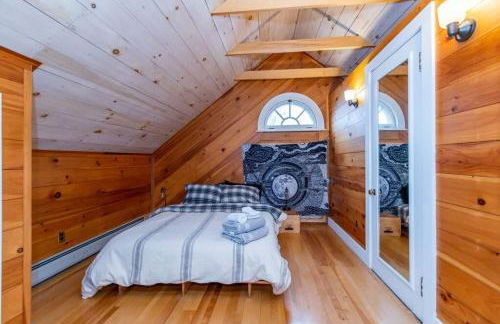 Bright and Cozy Treehouse Apartment - Photo 9