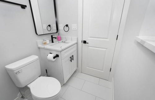 Spacious 3BR Family Oasis Sleeps 8 with Free Parking Near Medical District, Douglas Park and University of Illinois Chicago - Foto 31