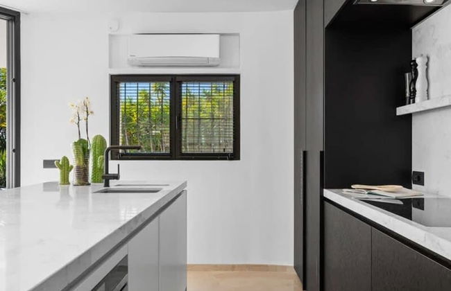 Relax in Luxury at This Stunning Seaside Villa - Photo 23