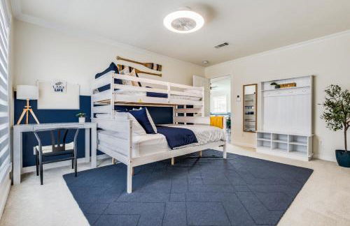 Stunning Lake House with a Pool and Hot Tub - Photo 12