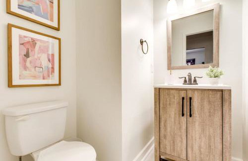 Stylish New 3BR 2.5BA Fire Pit Fence yard - Foto 18