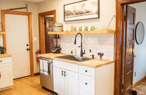 Cute 2-Bed Home, 3 Blocks From Downtown Bozeman, With A Large Yard! - Photo 8