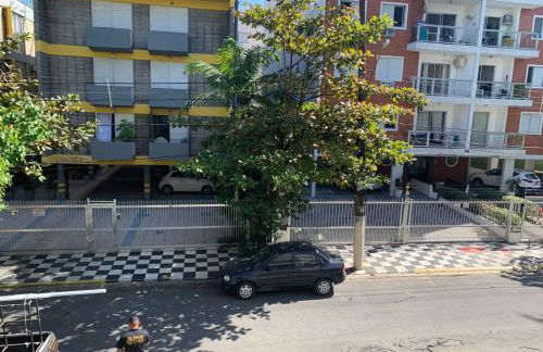 Apartamento Praia das Astúrias, 2 minutos de caminhada para praia, piscina, garagem demarcada, cama Queen - Foto 38