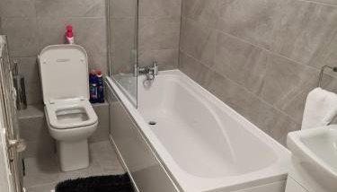 Newly Renovated Cosy 1 bed flat, 4 minutes walk to Town Centre, 3 minutes walk to the train station, Free parking, Modern, fresh and spacious living room, Netflix ready smart TV, Wifi - Foto 5