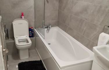 Newly Renovated Cosy 1 bed flat, 4 minutes walk to Town Centre, 3 minutes walk to the train station, Free parking, Modern, fresh and spacious living room, Netflix ready smart TV, Wifi - Photo 5