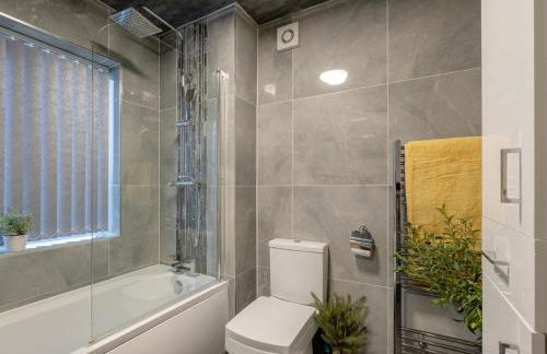 Glenroy Place - sleeps 7, private drive, log burner - Foto 9