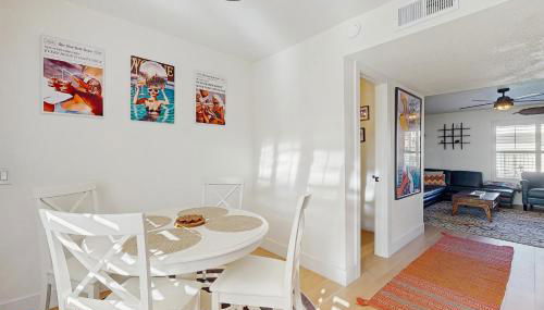 Stylish, Dog-Friendly Condo with Grill, shared Pool and Spa - Close to Downtown - Foto 5