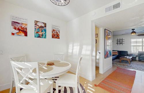 Stylish, Dog-Friendly Condo with Grill, shared Pool and Spa - Close to Downtown - Foto 5