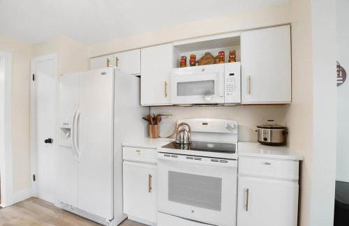 The Sleepy Tiki - game room, tiki lounge, firepit - Foto 14