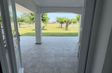 Sapphire Apartment , Beachfront Family Apartment for 4 with Private Garden, 1-Minute Walk to the Beach - Foto 3