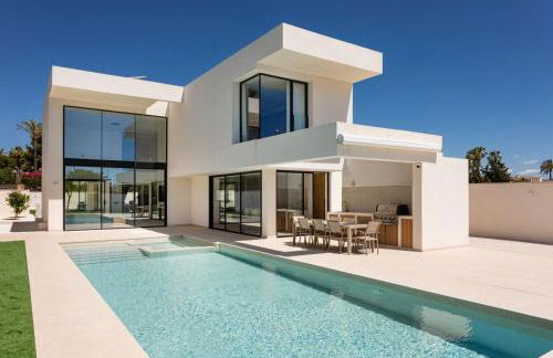 Ultra-Modern 5-Bed Luxury Chalet with Private Pool & Home Cinema 13 Min To Beach - Foto 1