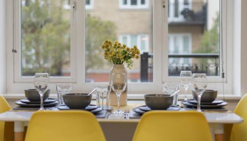 Deluxe 2-Bedroom Serviced Apartment with Free Parking - Foto 4