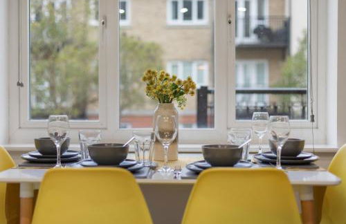 Deluxe 2-Bedroom Serviced Apartment with Free Parking - Foto 4