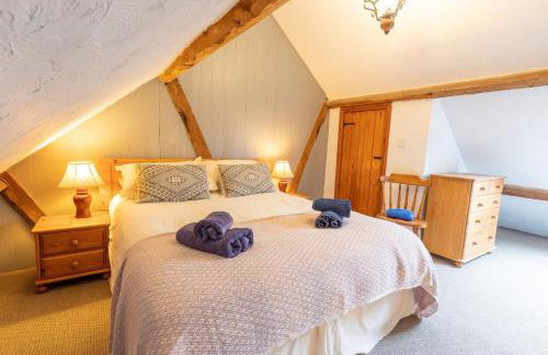 Smiddy Cottage, Historic Village Hub with Spacious Lounge, High Ceilings, and Wood Stove - Foto 9