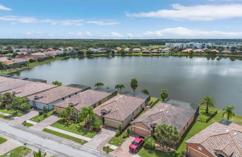 Enchanting 3 Bedroom Home Waterfront Pool and Spa - Foto 28