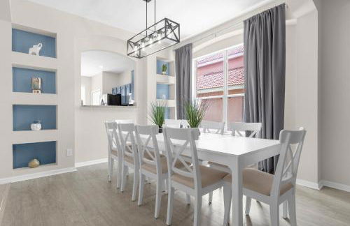 Large Spacious Home w Private Pool & Hot Tub - Photo 18