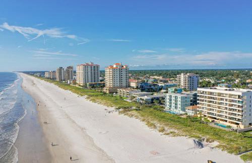 Modern oceanfront condo with outdoor pool, balcony, & washer/dryer - Foto 26