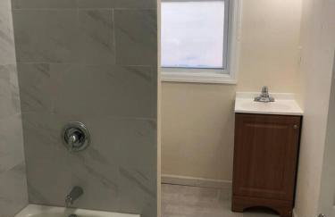 Spacious and private apartment with 3 bedrooms and 1 bathroom near Newark International Airport EWR and New York City, MetLife Stadium FIFA World Cup 20 minutes away - Foto 9