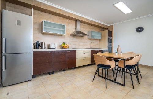 Host Wise - Deluxe Spacious House with Terrace & Jacuzzi - Foto 23