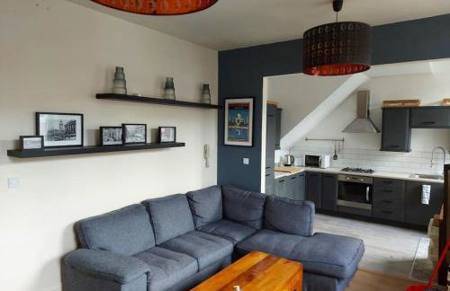 Large 2 Bedroom City Centre Apartment + Parking - Photo 22