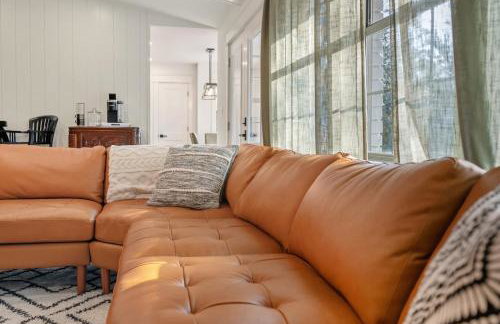 Boho Retreat with 2 Masters and Plenty of Space - Foto 8