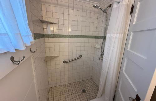 Cottage 1-2 -2 Bedroom 1 Bath End Unit with Kitchenette Private Courtyard Pet Friendly fee applies - Photo 13