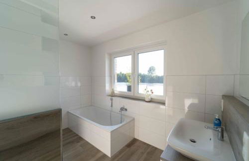 Seevilla am See mit Sauna, Kamin, privatem Steg und Seezugang - Foto 20