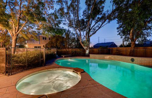 Luxury 6 BR Home Large Pool & Spa with Grassy Yard - Photo 38