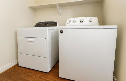 Shop, Soak &Sleep Galleria 3BR Retreat Private Jacuzzi - Foto 5