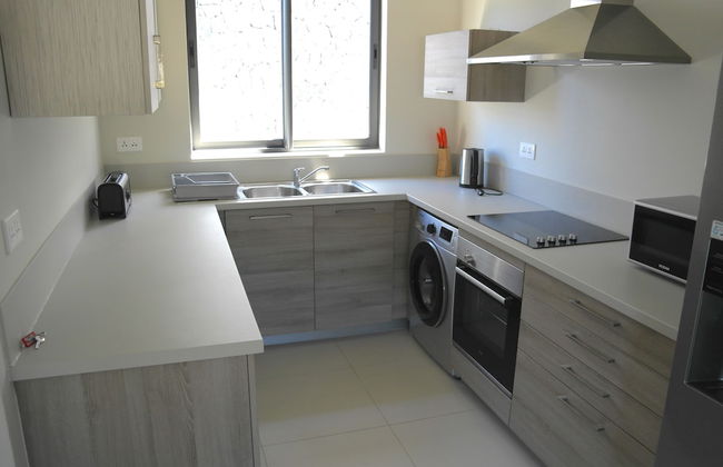 Immaculate Two Beds Luxury Marina Apartment - Photo 5