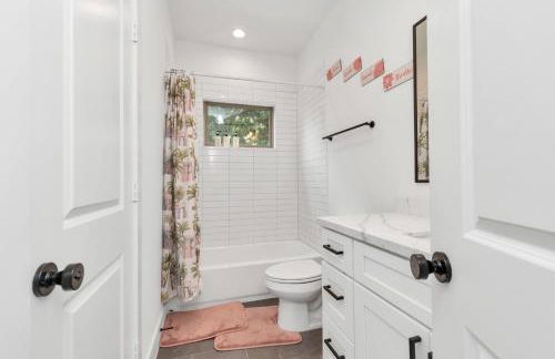 Tranquil Downtown Escape with Backyard - Photo 51