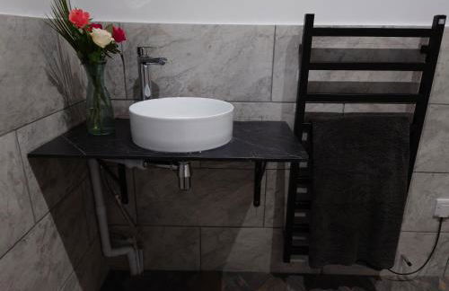 Newly renovated 2-bed bungalow - Photo 12