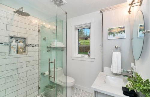 Lakefront Escape with Fire Pit and Views - Foto 8