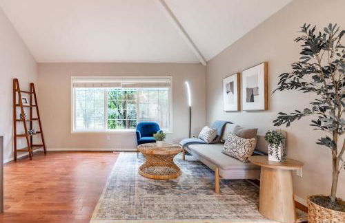 Spacious & Serene 6-Br Family Retreat in Kirkland - Photo 16