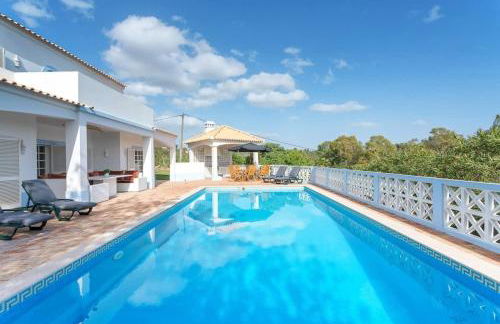 Spacious Villa Swimming Pool by HostWise - Foto 8