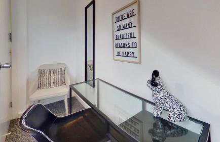 Chic Apartment with Sofa Bed & Netflix - Photo 6