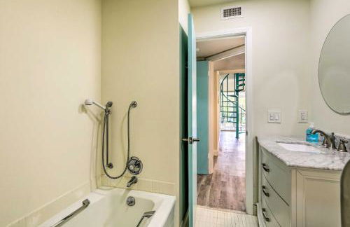 Tropical Waterfront Home Central Location! - Foto 16