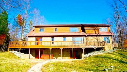 Stately Luxury Vacation Rental with a Private Hot Tub near Brown County State Park, Indiana - Foto 2