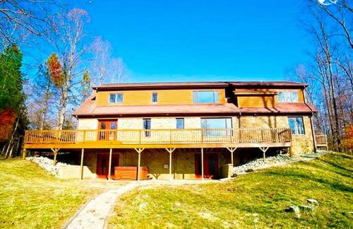 Stately Luxury Vacation Rental with a Private Hot Tub near Brown County State Park, Indiana - Foto 2