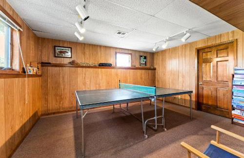 Experience lakeside luxury at Sunset Cove, a spacious 5-bedroom home - Foto 7