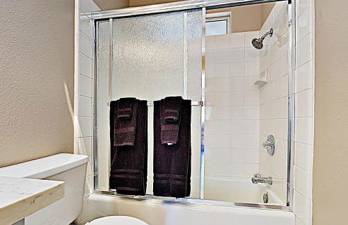 Rawhide Ranch - Walk to Pappy and Harriet's with Hot Tub! home - Foto 21