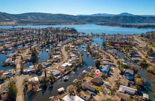 Lakefront Retreat • Private Yard + Fireplace - Foto 6