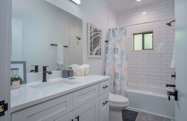 Gorgeous 3 BR 2 BA Near Amazing Downtown - Photo 16