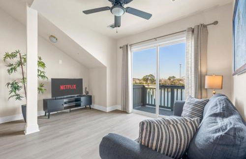 Sunset Serenity!!-Tropical Waterfront Oasis-Huge Private Patio-10Min to KingSt & Beaches - Foto 34