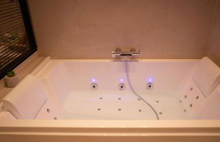 Suite de Luxe Jacuzzi balnéo,King size Bed - Foto 18