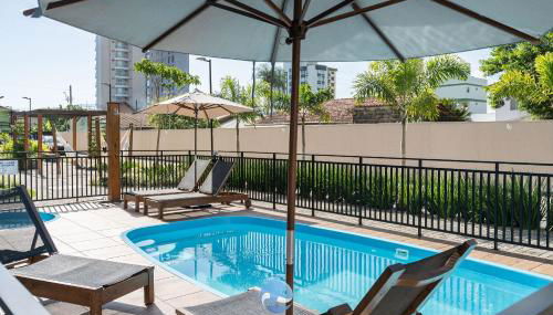 Aptos em Bal Piçarras a150m da PRAIA, dois quartos, sala de estar, COZINHA COMPLETA, SACADA com CHURRASQUEIRA, WI-FI, PISCINA, PORTARIA 24h, PLAYGROUND e QUADRA DE ESPORTES - Foto 2, sunbed