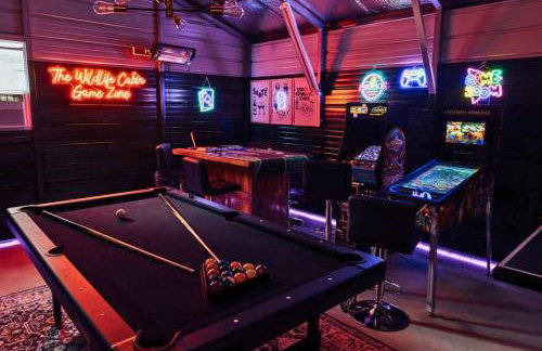 Luxe Lodge Escape - Hot Tub-Outdoor Movies-Game Room-Fire Pit - Foto 18