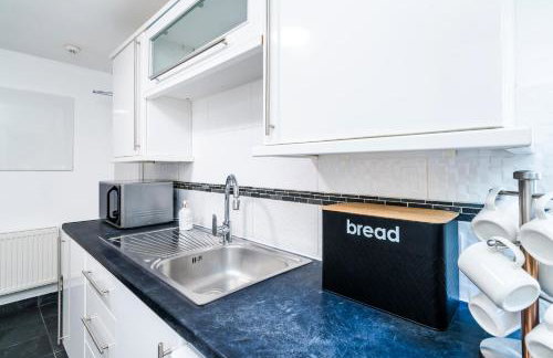 Mayflower 5-Bed Home, Contractors, Family, Harry Porter - Photo 14